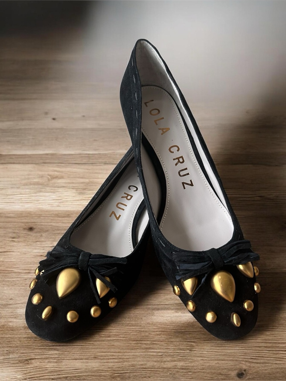 Lola Cruz NEW Black Suede Pumps with unique angled kitten heel size EU 40